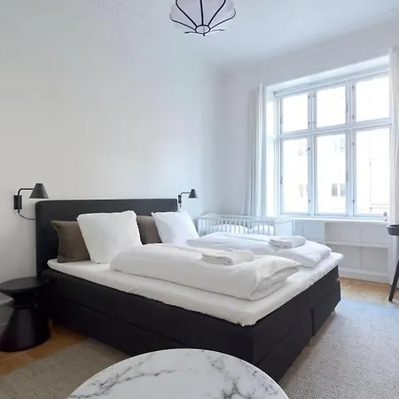 Moderen And Sleek 3br With Bath By The Lakes And Metro Apartment