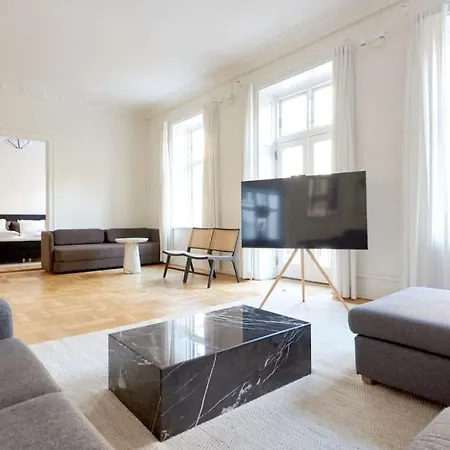 Apartment Moderen And Sleek 3br With Bath By The Lakes And Metro