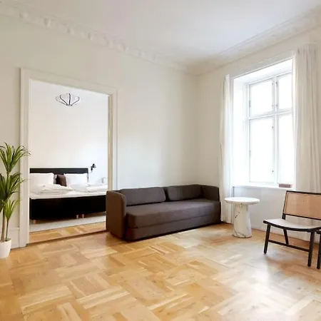 Moderen And Sleek 3br With Bath By The Lakes And Metro *