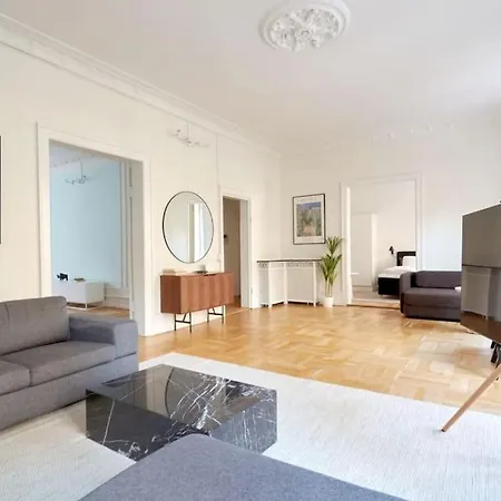 Apartment Moderen And Sleek 3br With Bath By The Lakes And Metro *