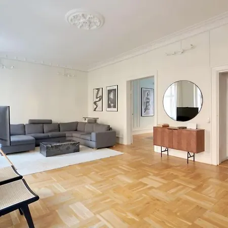Moderen And Sleek 3br With Bath By The Lakes And Metro *